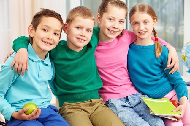Vier begeisterte Kinder