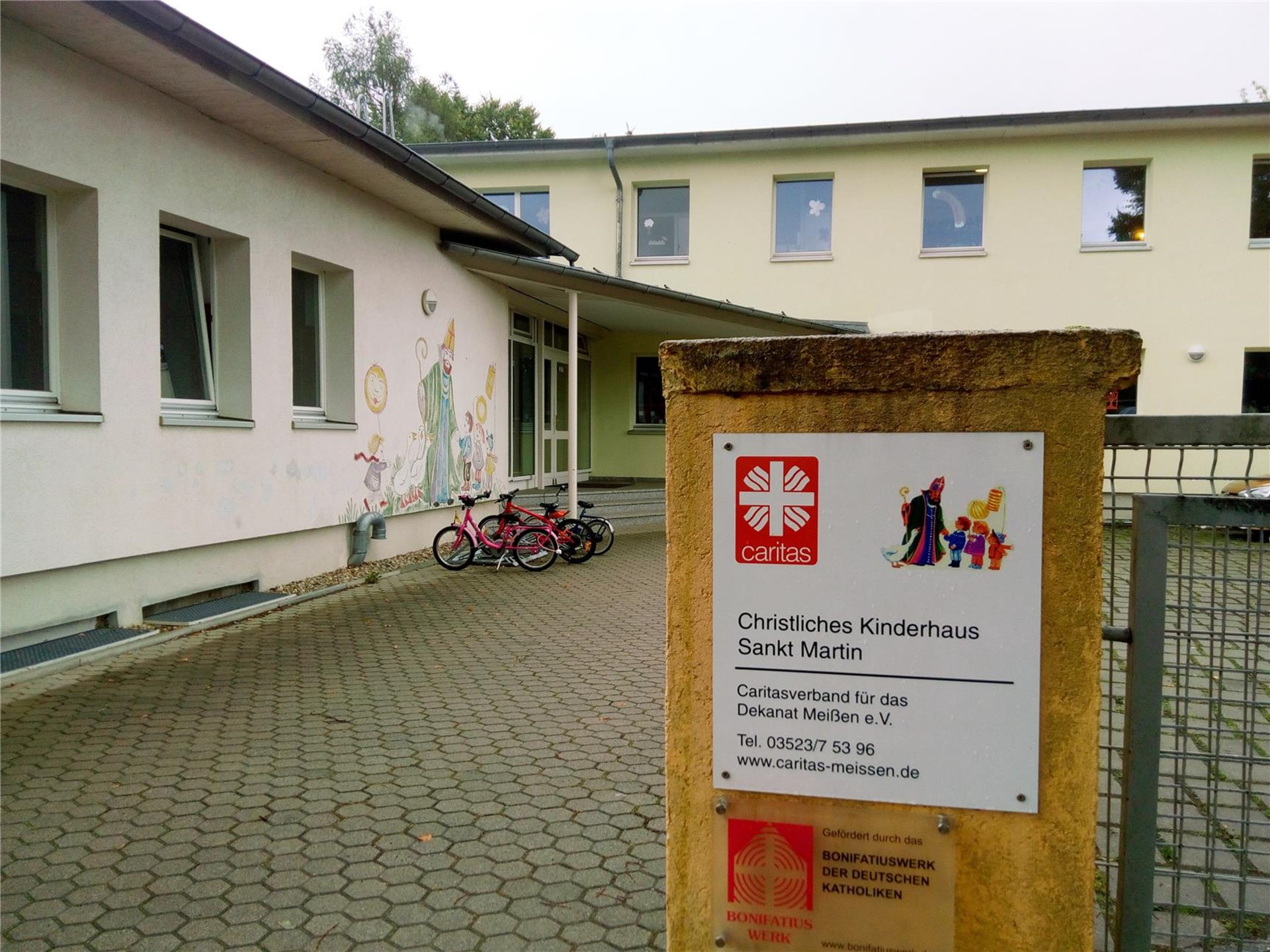 Frontansicht des Gebäudes des Kinderhauses