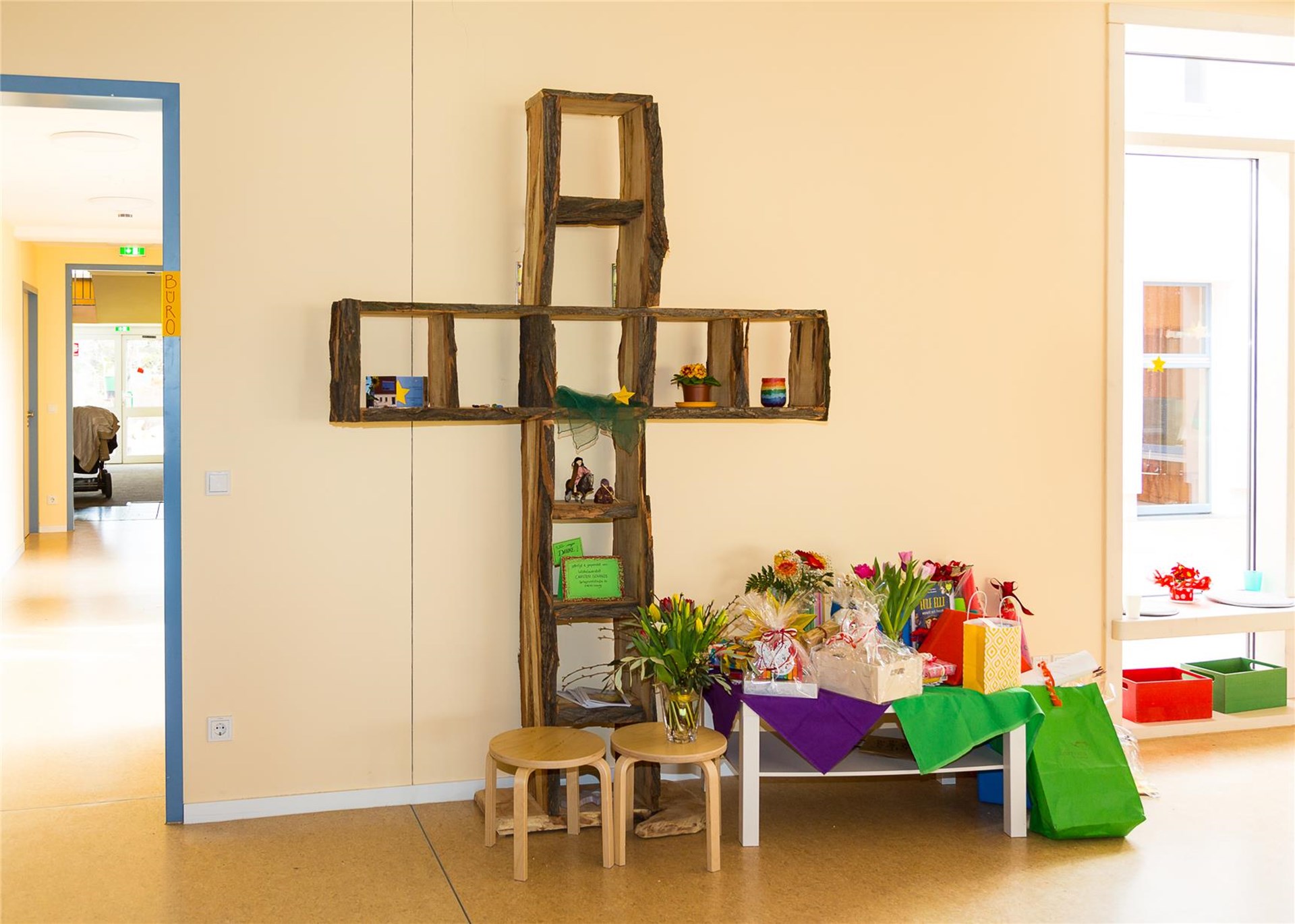 großes Holzkreuz im Eingangsbereich des Kinderhauses