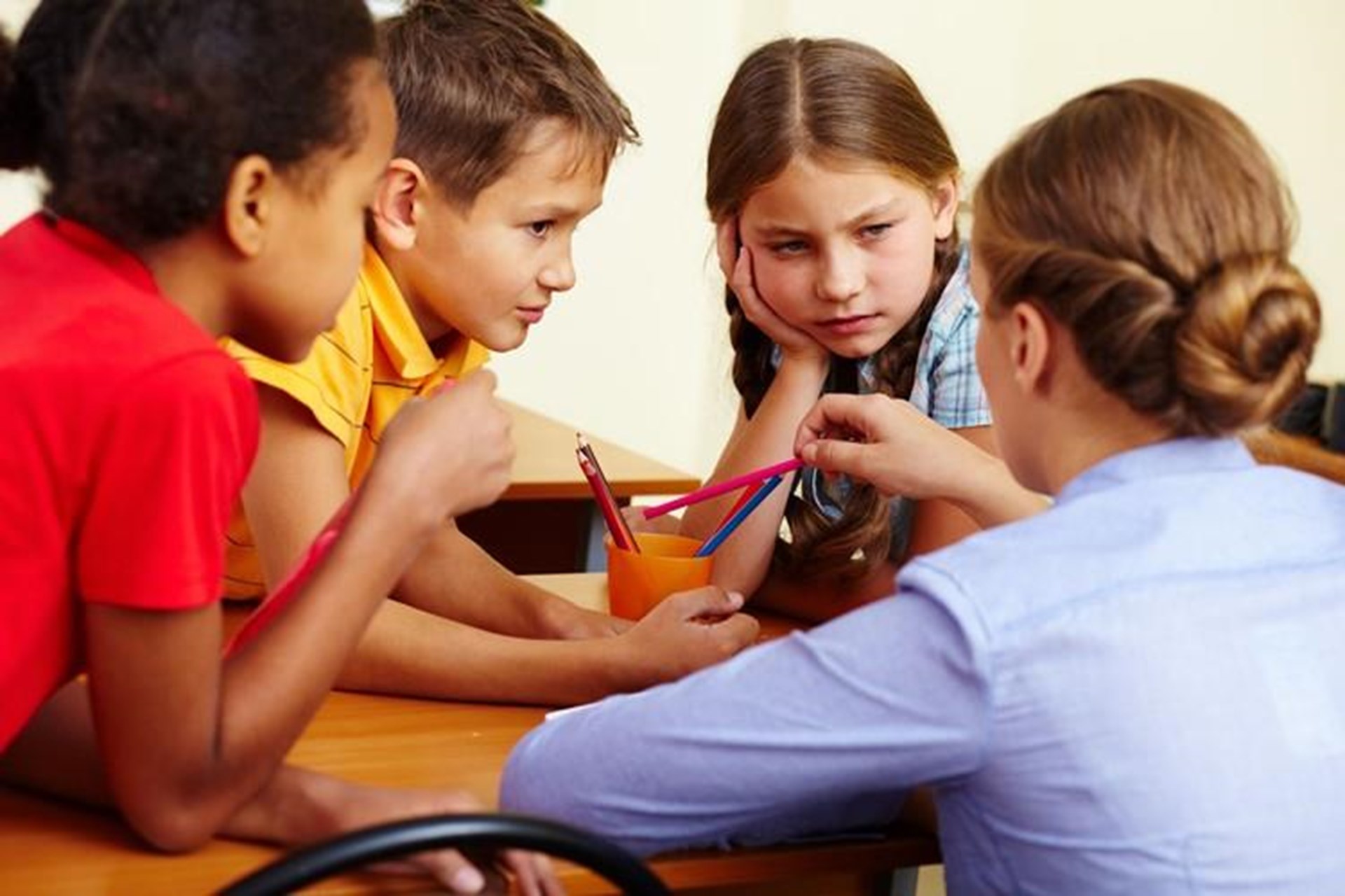 Erzieherin spricht mit Kindern