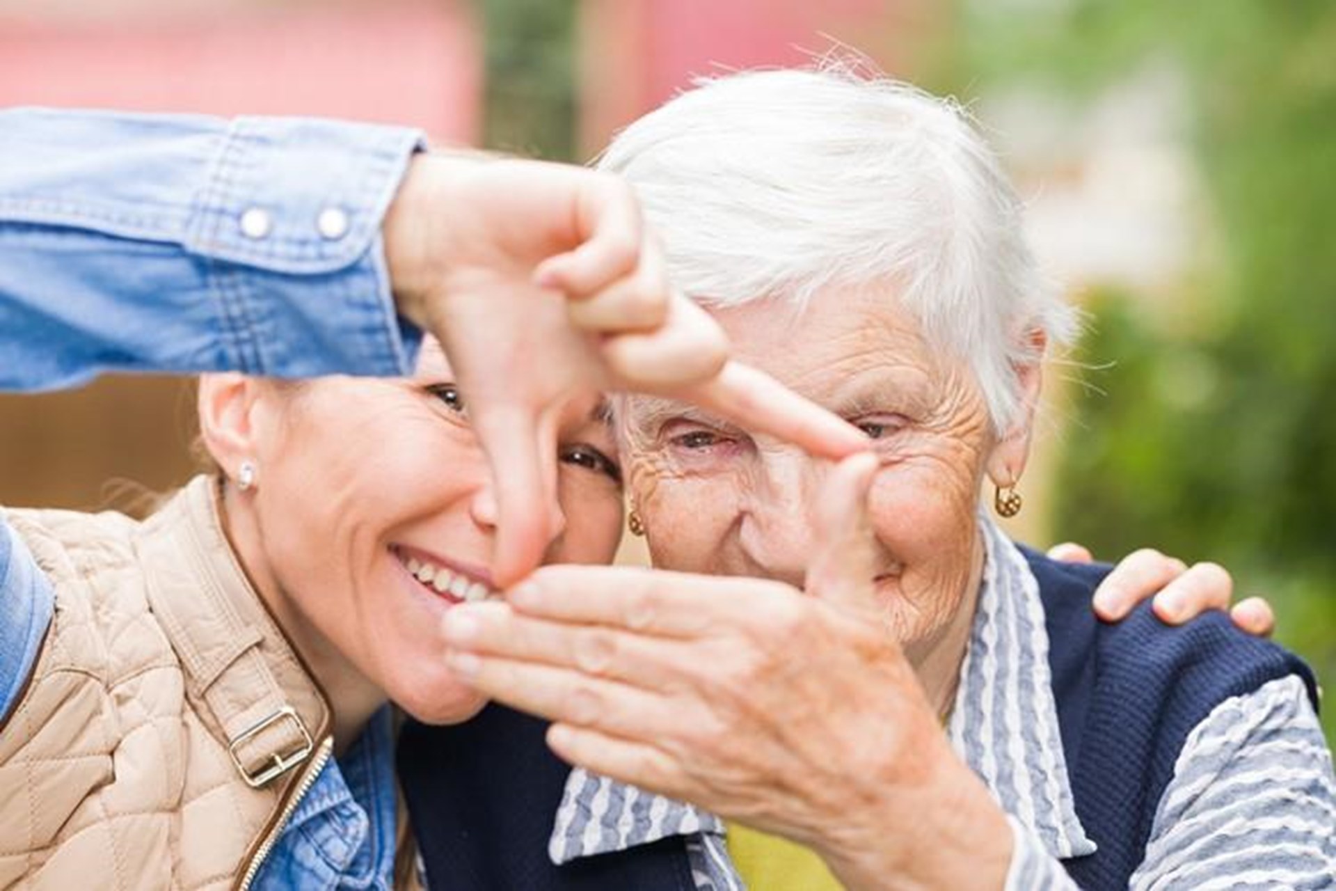 zwei Menschen freuen sich 