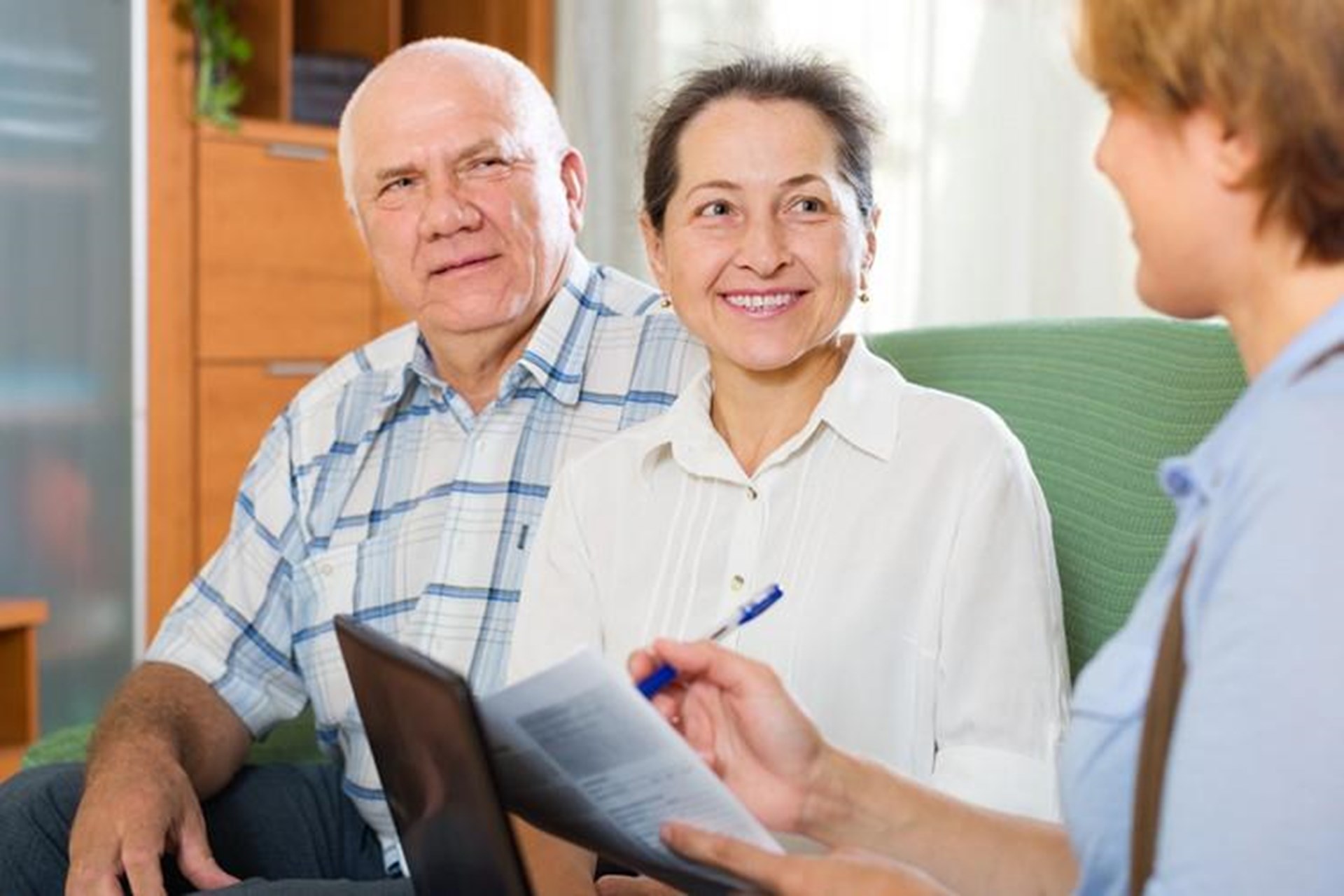 drei Personen sprechen mit einander